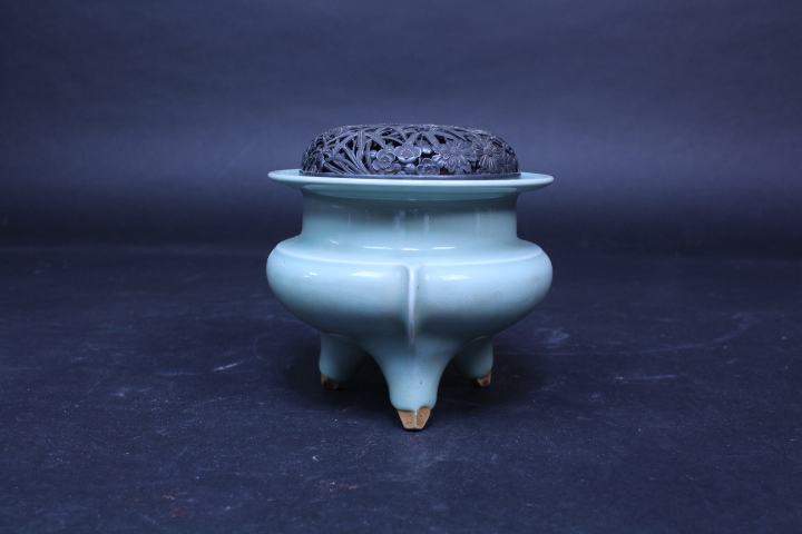 二代諏訪蘇山 青磁 袴腰香炉 純銀透彫火舎 共箱 二代諏訪蘇山造 青磁 袴腰香炉 純銀 四君子 透彫火舎